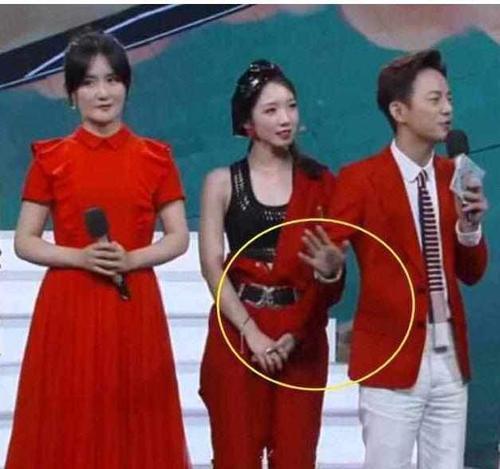 偶像练习生|明星搞笑错位照,明星感觉很是头疼,但是网友却笑的很开心