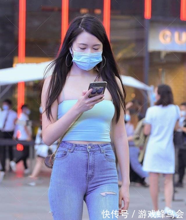 t恤 淡青色短背心,搭配牛仔裤,简约而又时尚!