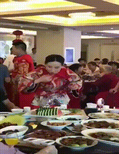 |搞笑GIF段子:这是在东北开演唱会吗,穿的这么厚?