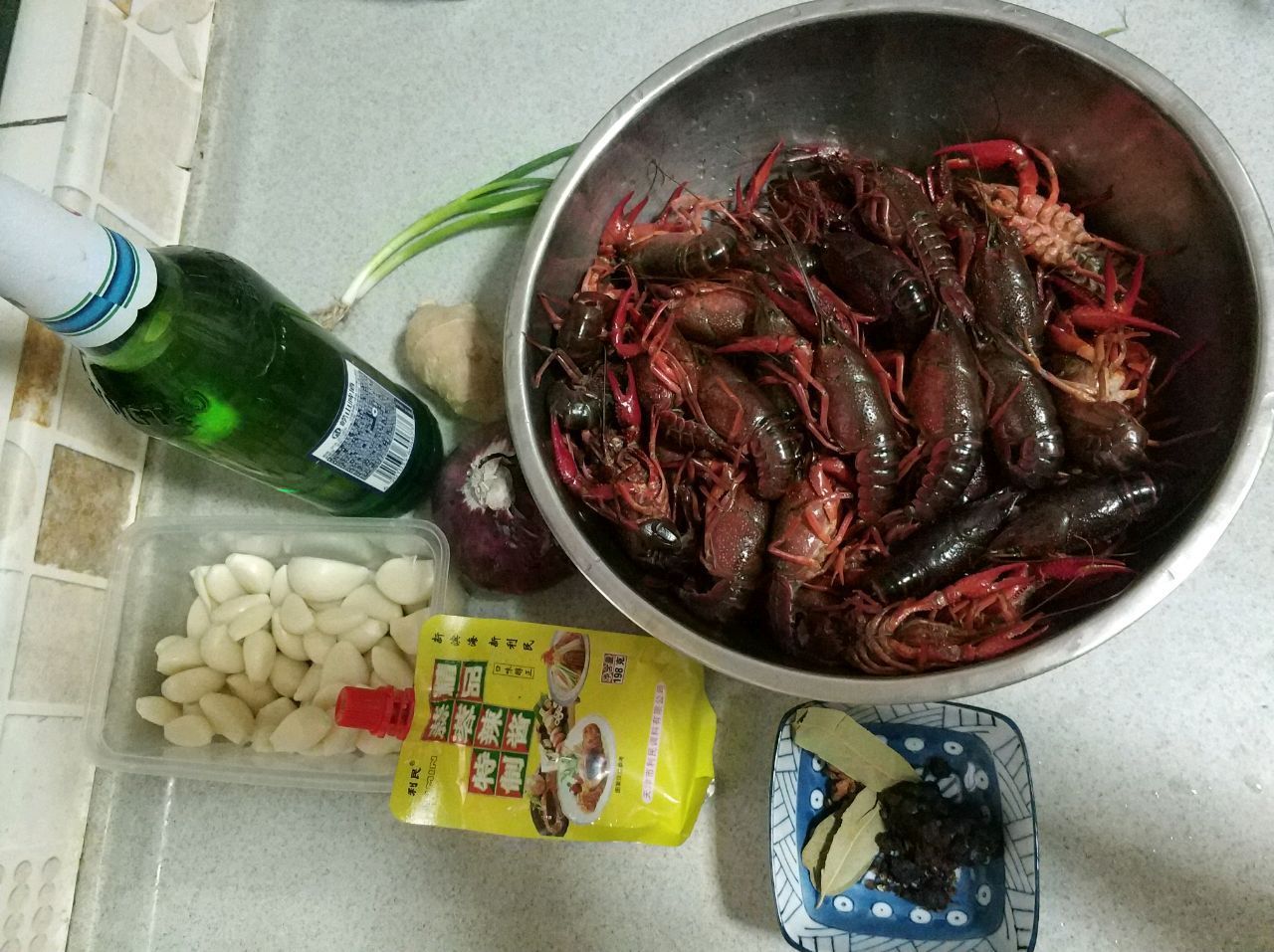 买回来2斤小龙虾,做成蒜蓉口味的,香味浓郁真好吃!