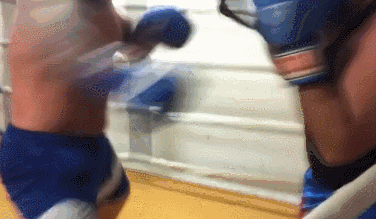 肌肉|健身教练攻击外卖小哥反被锤，还不讲武德抄家伙，网友：健身白练