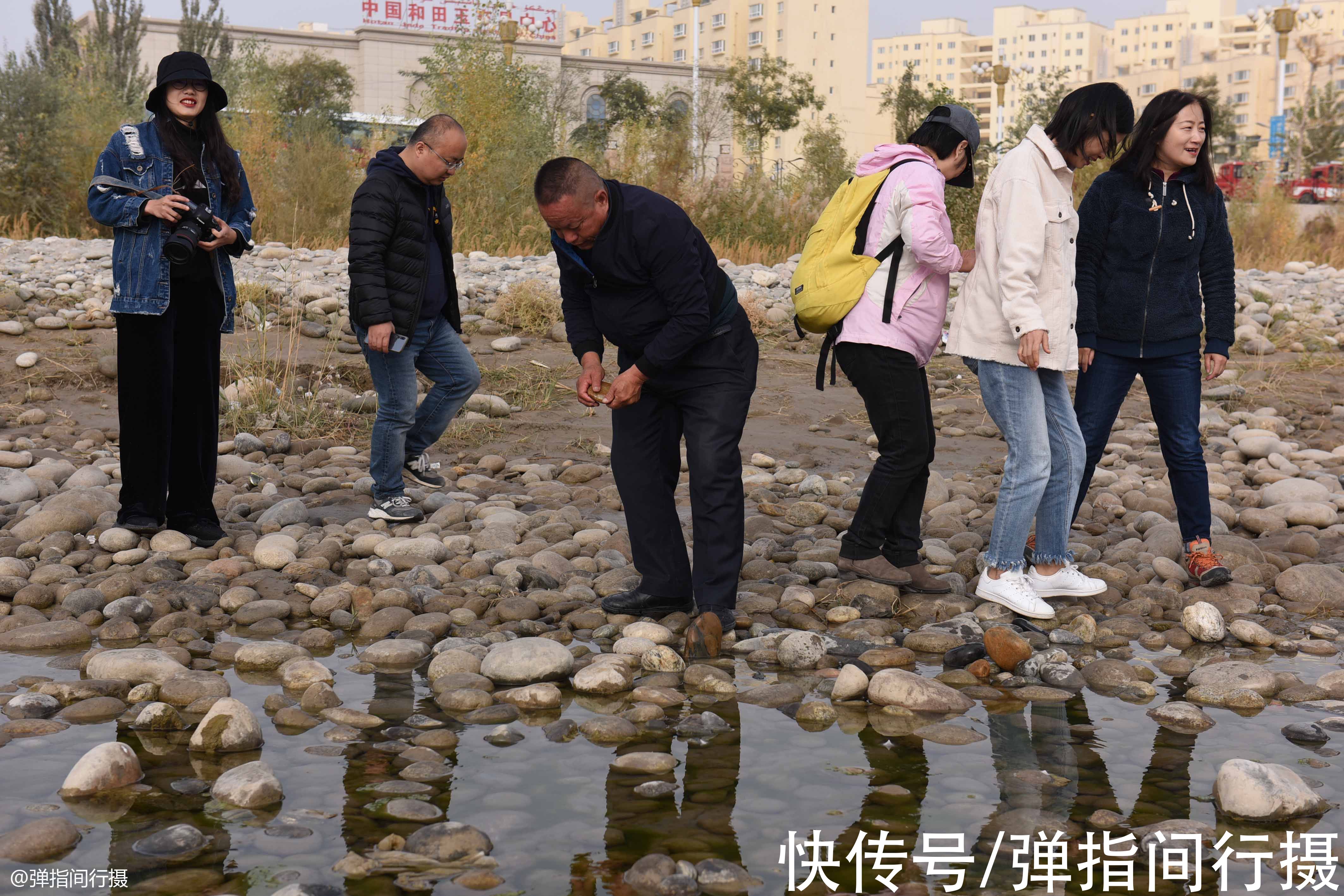 子料|新疆和田露天玉石地摊，玉石售价上千万，买卖场面像“菜市场”