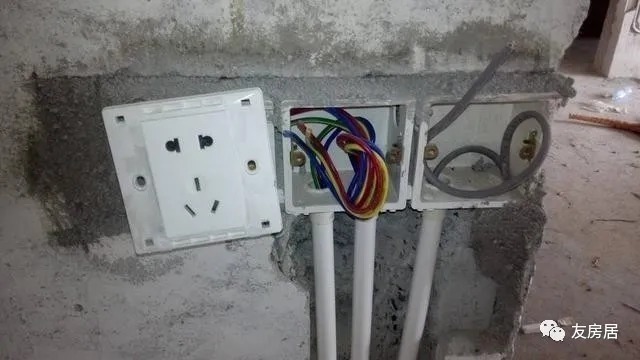插座|灯线和插座线走一路,立马把水电工给换了,这简直就是在胡闹!