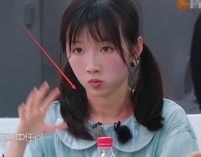 李浩菲 中餐厅有多偏心?吃饭时赵丽颖每个镜头都很美,李浩菲却惨不忍睹