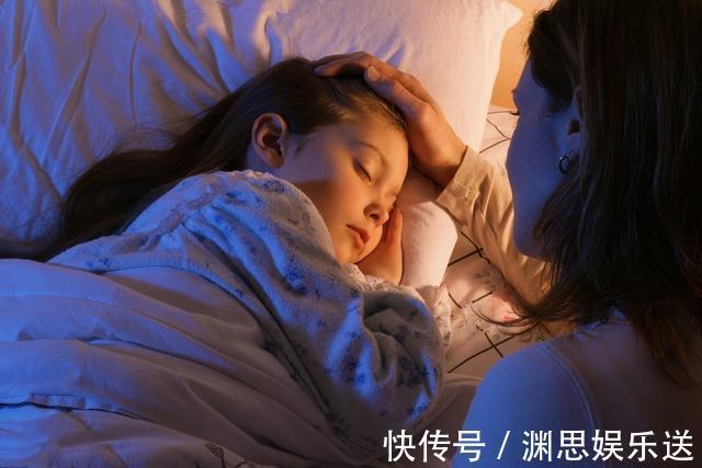 父母|儿子想和妈妈一起睡,爸爸不同意,孩子接下来的话让爸妈哭笑不得