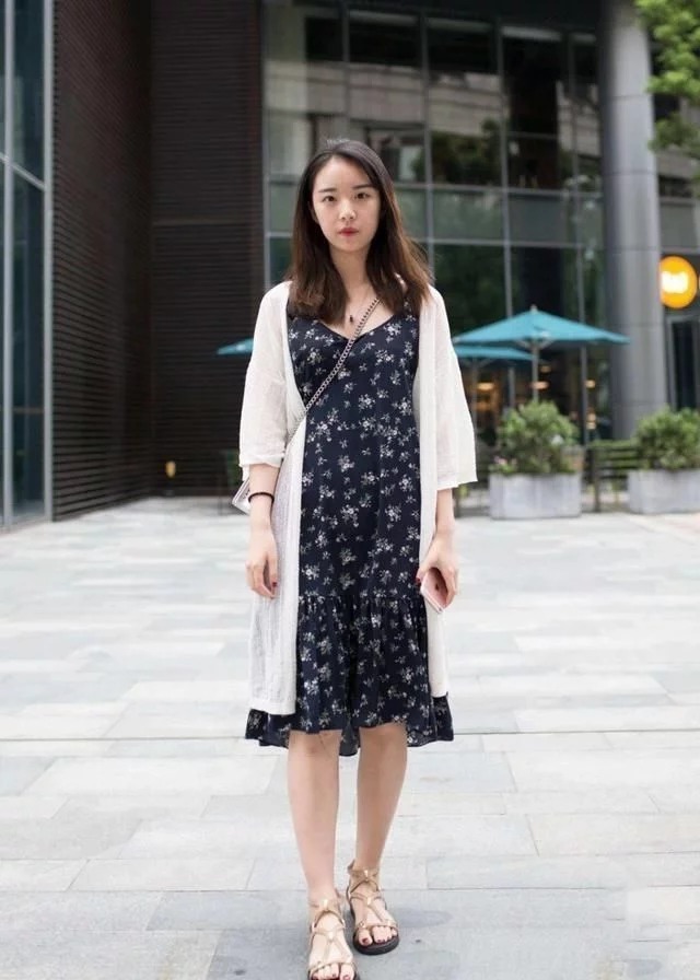 街拍:妹子很有文艺小清新的感觉,精致的牛仔裤穿出十足的女人味