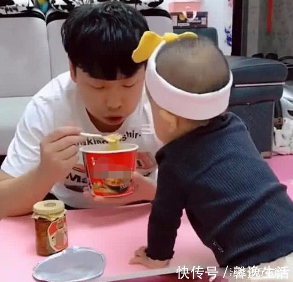 走红|“偷吃奶爸”带娃走红,宝宝一个举动抢镜了,奶爸:惹不起惹不起