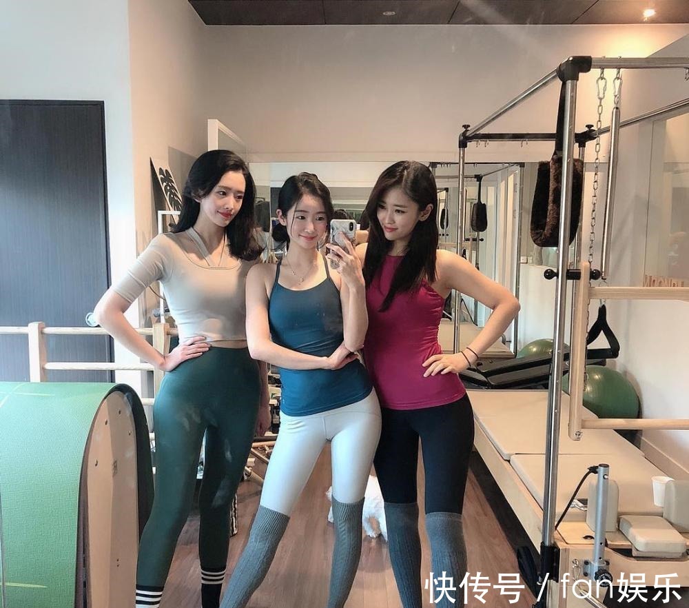 美女 姐妹们喜欢穿打底裤拍美照, 到底是为什么呢!