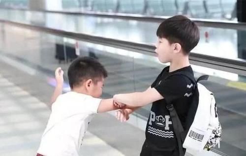 哥哥|哥哥亲近刚出生的妹妹,妹妹就莫名哭泣,妈妈打开襁褓脸都变白了