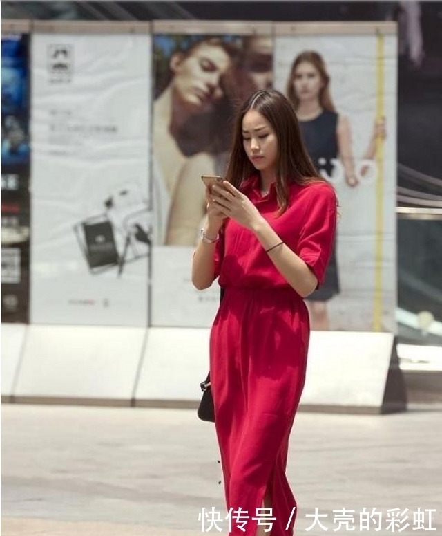 路人街拍，小姐姐露腰的背心搭配卡其色的工装裤，更显气质