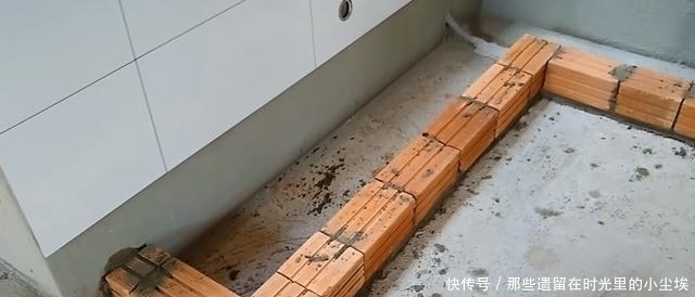 瓦工|瓦工给橱柜加了一层底座,完工后太实用,邻居看了都想重做