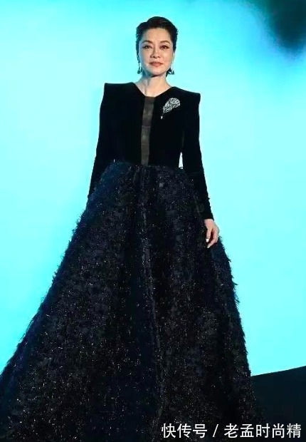 气质|毛阿敏越老气场越强,穿垫肩礼服飒气全开,一看就是不好惹的奶奶