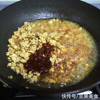 黄豆酱|#不容错过的鲜美滋味# 喷香有营养的猪肉干笋全麦包子