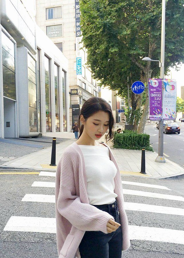 不错|美女街拍:一字肩上衣搭配半身长裙,效果还不错