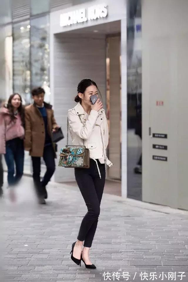 黑色 白色外套搭配黑色紧身裤,经典黑白的组合,显得更加的帅气