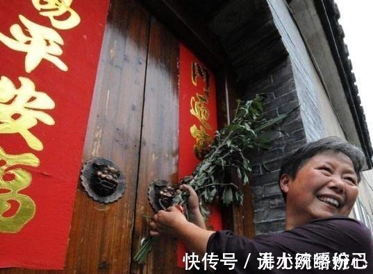 王仙芝@逃荒路上,母亲背着长子却让幼儿步行,一将军见状:其中定有蹊跷