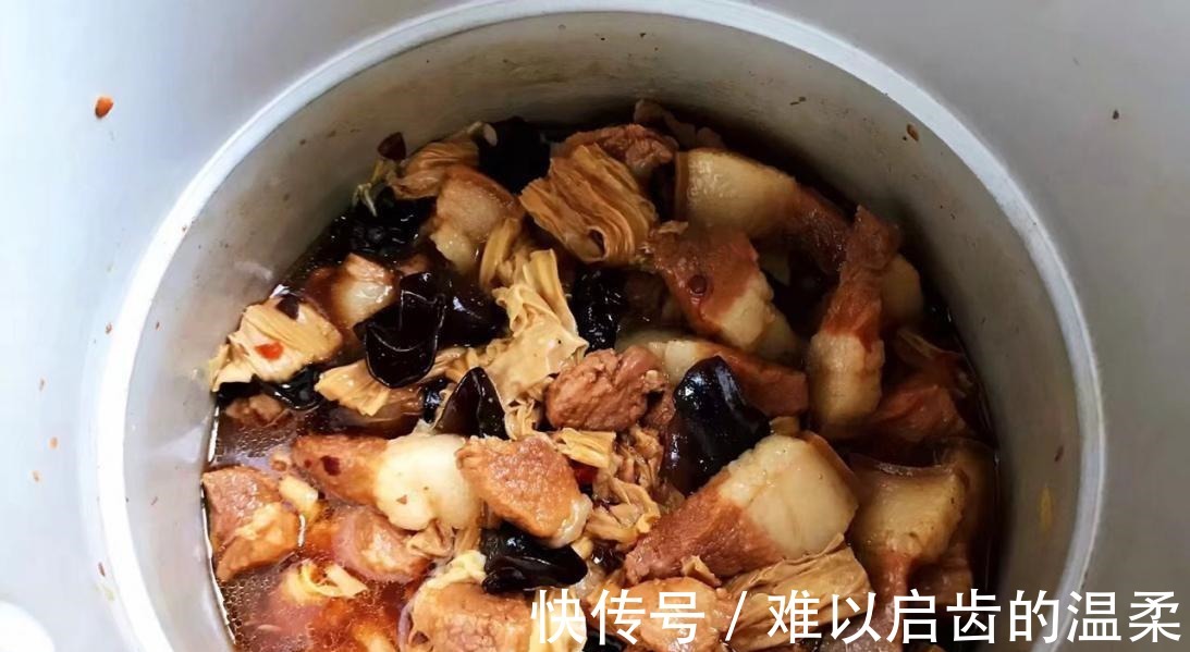 红烧肉|家常木耳腐竹红烧肉，用老卤汁一起炖煮，味道鲜美下饭，真解馋