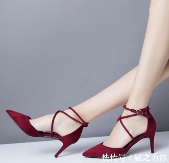 大长腿 细跟鞋简约不失美感，总会吸引到大众的眼球！