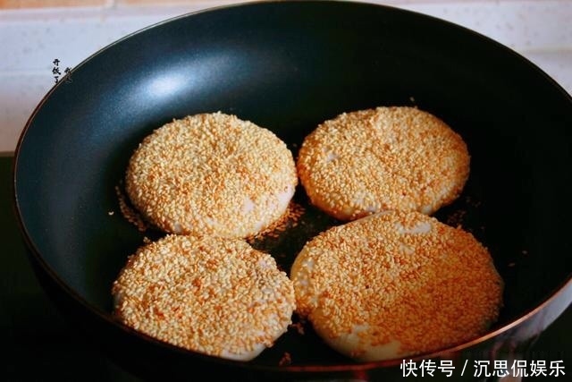  烧饼|酥到掉渣的烧饼，平底锅就能做，每次一斤面，咸香酥脆，出锅必光