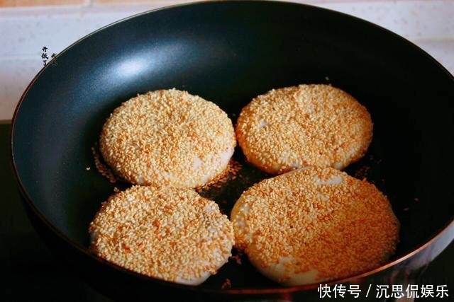烧饼|酥到掉渣的烧饼,平底锅就能做,每次一斤面,咸香酥脆,出锅必光