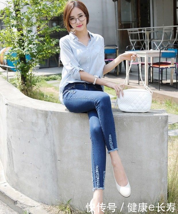  精致|牛仔裤的搭配带来精致的时尚魅力，更加立体显瘦
