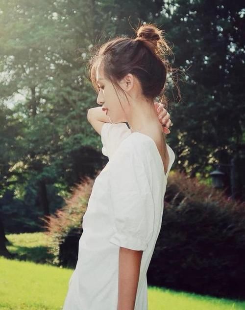 长发直发失宠了，今年流行丸子发型、碎发高马尾，简单清爽易打理