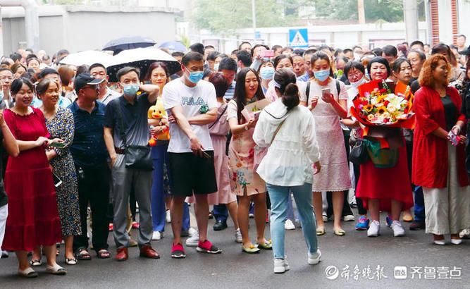 考生们|山师附中考点外，大批家长手持鲜花等候考生们