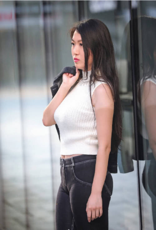 穿搭|街拍微胖美女的无袖上衣穿搭示范，照着搭让你上街美美哒