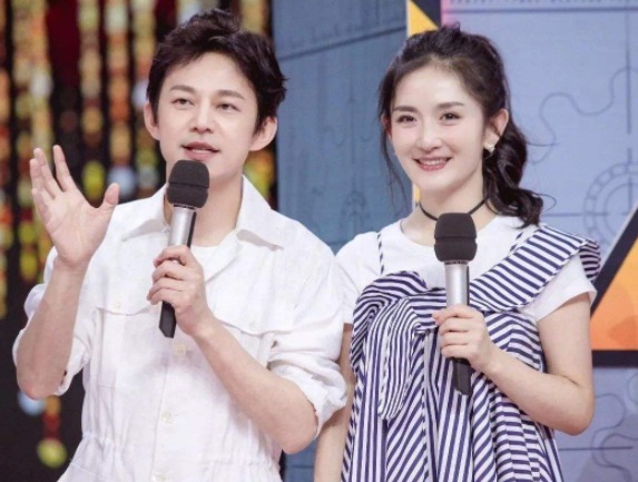 谢娜录节目忘穿裤子,场上无一人提醒,只得尴尬求助何炅!