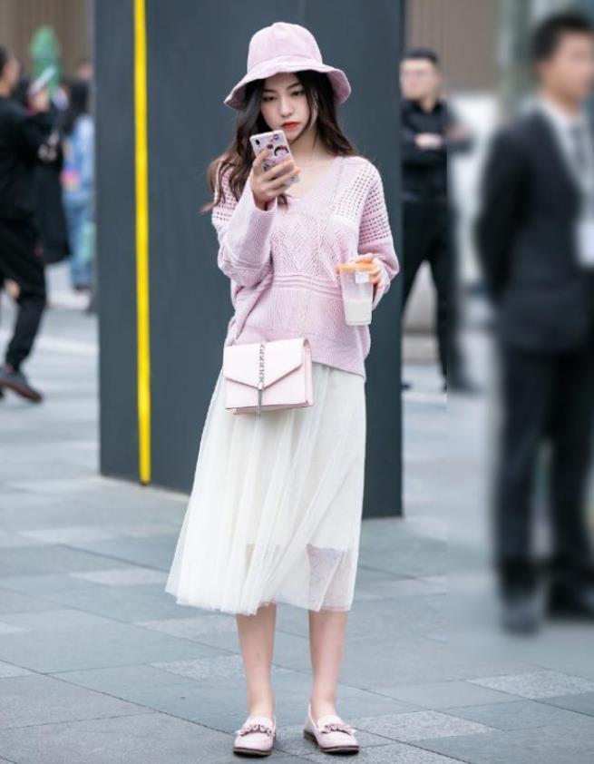 女人味儿|面带微笑的气质美女,白色上装搭配牛仔裤,展现出纤瘦小蛮腰