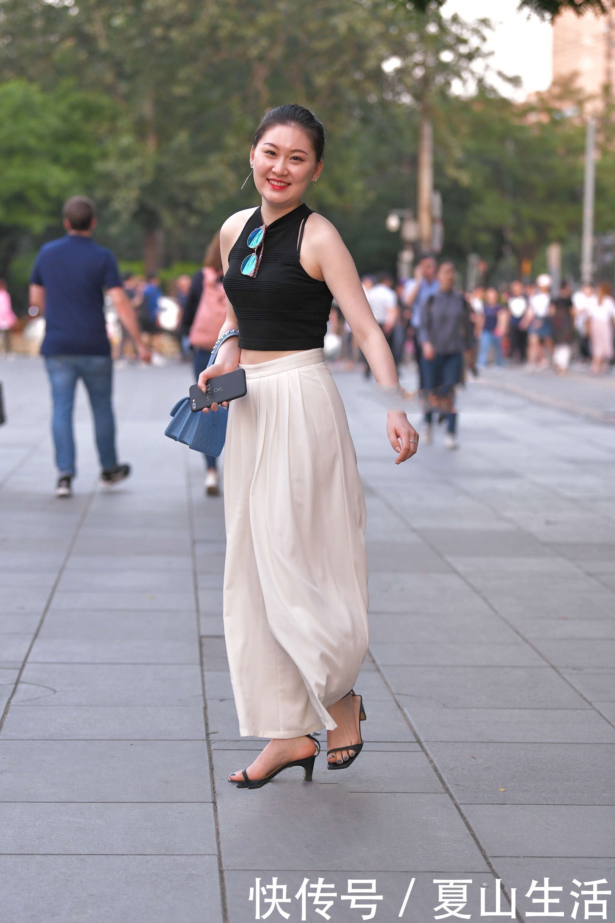 阿成 黑色挂脖式吊带背心搭配米白色阔腿裤,大方优雅,气质突出