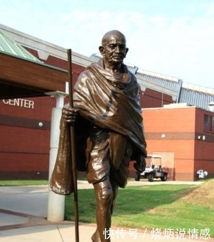 骨灰被盗,照片上被涂“叛徒”,甘地在印度的人设为何越来越崩?