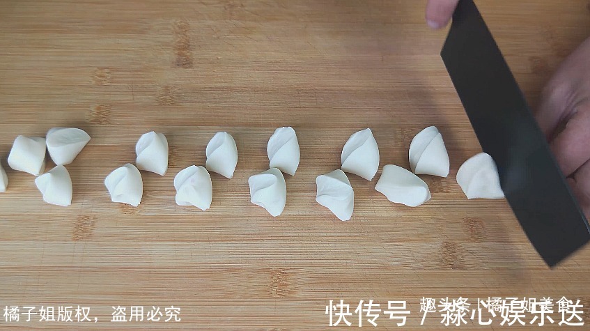 西红柿|面片新做法，根本不用擀面，一扯一拉就做好，鲜美可口太过瘾了