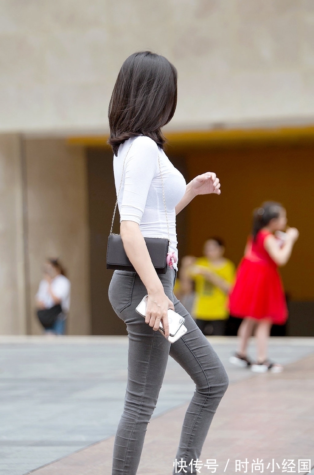 女生 气质女生选择修身牛仔裤穿搭,简单利落又大方,美出了自己的风格