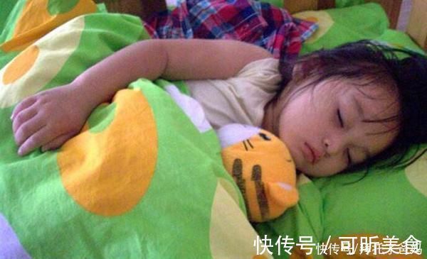 如厕|幼儿园午睡起床后,老师和孩子在忙什么?不是在穿衣叠被