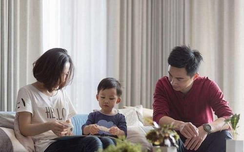 父母|“爸爸带娃等地铁的站姿”火了，网友言传身教才是最好的教育