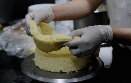 学生|家长买“蛋糕边角料”给孩子吃，引众人吐槽，节俭的父母养自卑娃