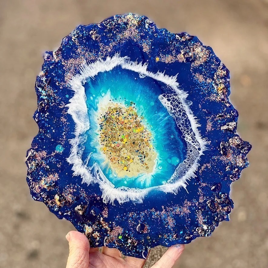 流動性$從沒學過美術的她,用簡單粗暴技法畫畫,讓她成為了百萬富豪