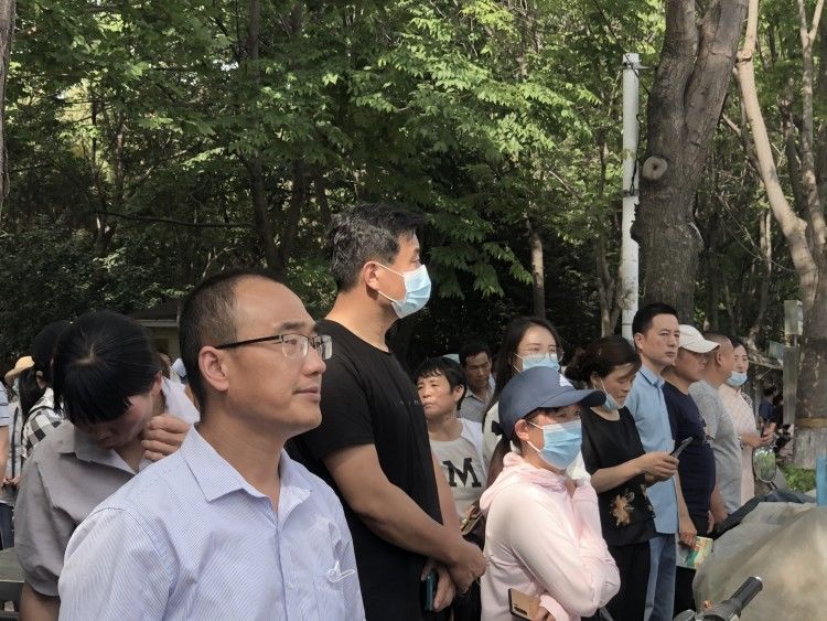 助威|考场外的守望,家长们只想给孩子们默默助威