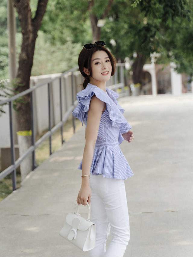 秋天|秋天怎么能少了白裤子呢!和衬衫以及T恤搭配,简约又有气质感