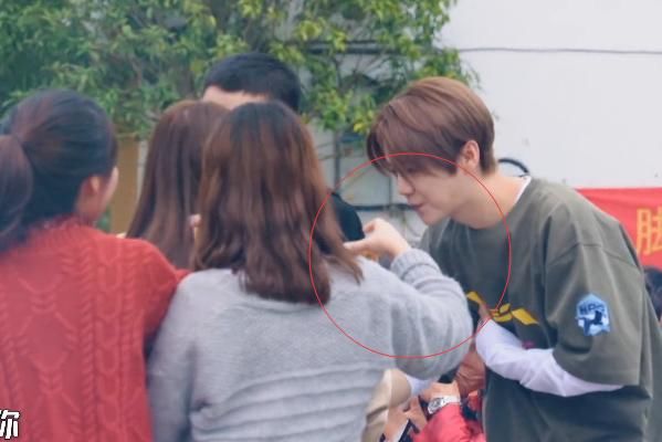 鹿晗吃饭时被女粉纠缠，下意识的动作狂拉好感：关晓彤可以放心了