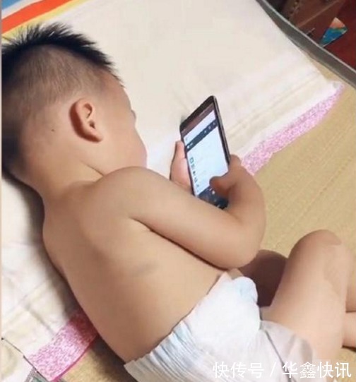 爸爸|趁爸爸睡着后,宝宝偷玩手机,听到妈妈进门后,宝宝的举动太机智