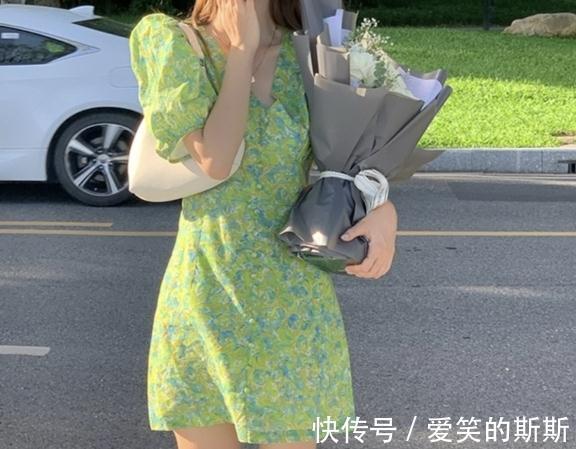 绿色|泡泡袖连衣裙,绿色碎花V领