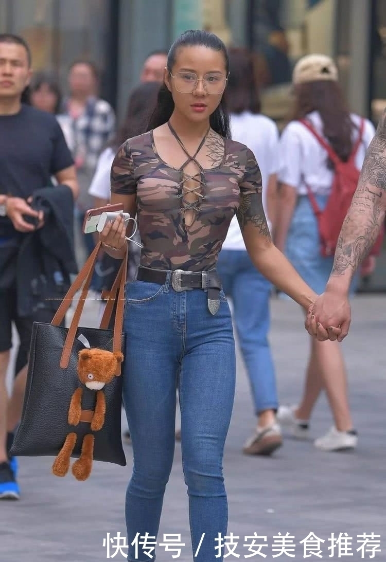 潇洒|美女牛仔裤轻松穿出圆润饱满身材,充满潇洒帅气的活力