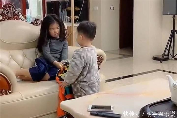 小宝宝|“宠姐”弟弟走红,勤勤恳恳伺候姐姐,网友调侃:全网最惨二胎