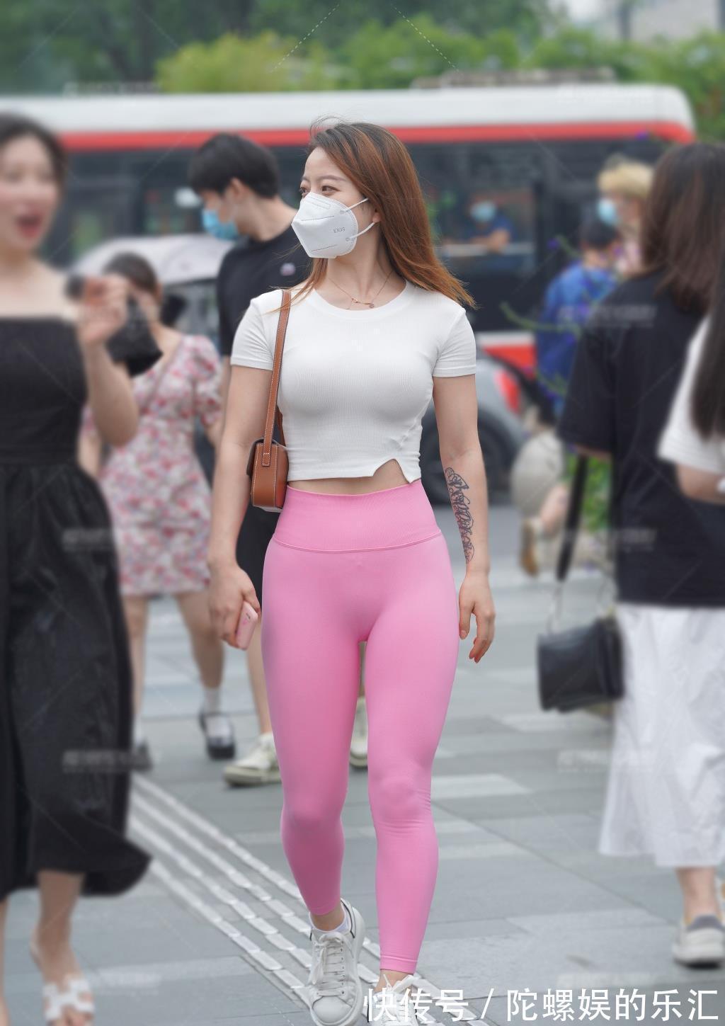时尚感|夏日健美裤穿搭,配短款针织衫,运行休闲两不误,轻松提升时尚感