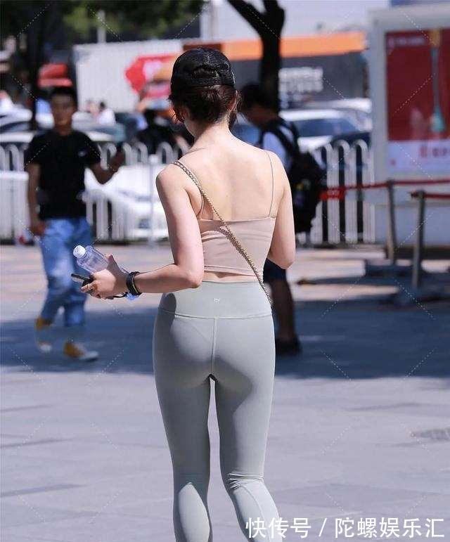 美女 亭亭玉立的打底裤美女,着装就要选择时髦一点的,非常迷人