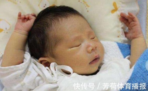 睡着|为什么宝宝睡着后坚持“投降”的动作?新手爸妈得知原因被暖到了