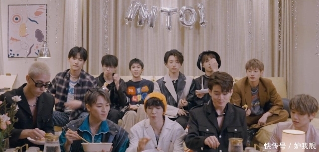 礼仪 礼仪小姐当众滑倒,林墨捧腹大笑素质低?粉丝“孩子论”惹争议