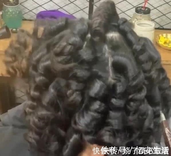 理发师|奇闻:女孩去烫头发,本以为是要发型被毁,结果却让人羡慕